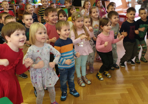 Dzieci tańczą kaczuszki