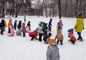 zabawy na śnieżnej polanie w parku