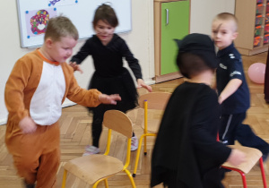 Dzieci biegają wokół krzesełek podczas konkursu
