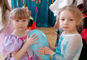 Dziewczynki trzymają balona