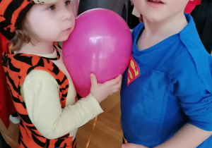 Dzieci tańczą z balonem w parze