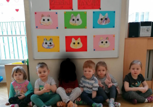 Dzieci pokazują swoje prace kota
