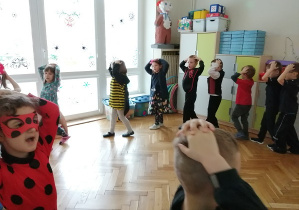 Dzieci wykonują zadania zgodnie ze słowami piosenki