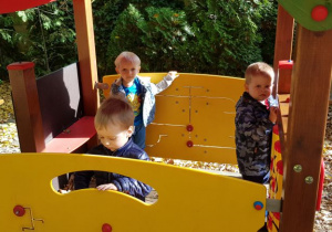 Dzieci bawią się w drewnianym domku