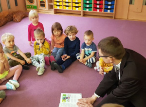 Tata Antosi czyta dzieciom z grupy I