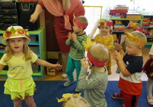 Dzieci klaszczą podczas tańca