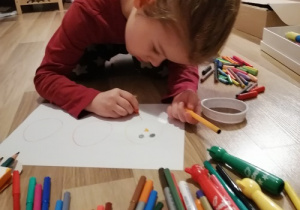 dziewczynka maluje mazakami
