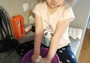 dziewczynka ugniata masę solną