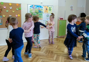 Dzieci tancza w parach