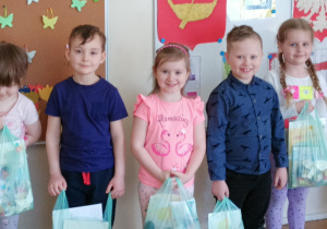 Nagrodzone przedszkolaki z torbami nagród