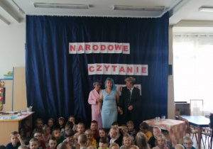 Zdjęcie grupowe aktorów z przedszkolami