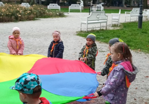 Dzieci bawią się w parku chustą animacyjną
