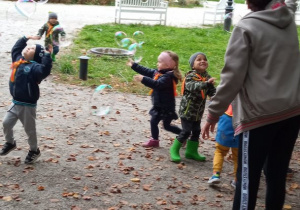 Dzieci bawią się w parku chustą animacyjną