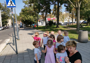 Dzieci wyszły na skrzyżowanie i poznają zasady ruchu drogowego