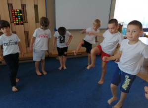 Zajęcia ruchowe z kasztanami w grupie IV