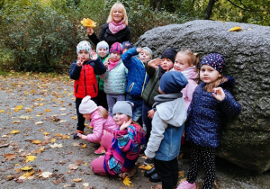 Zdjęcie grupowe dzieci stoją wokół nauczyciela