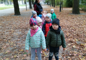 Dzieci stoją w parach na ścieżce