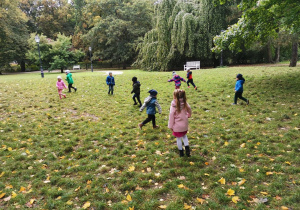 Dzieci biegają po polance