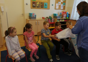 Pielęgniarka pokazuje strój ochronny