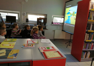 Dzieci oglądają film o Polsce