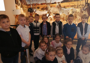 Dzieci stoją przed obrazem safari