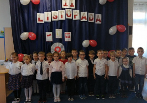Dzieci z grupy IV śpiewają hymn