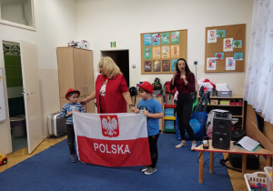 Chłopcy trzymają Polska flage