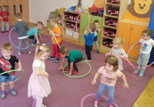 Dzieci uczą się kręcić hula - hop