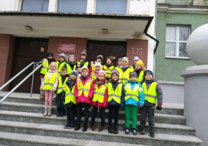 Cała grupa stoi na schodach przed Biblioteką 