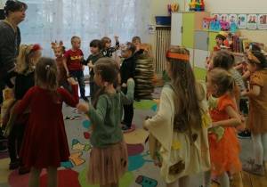 Dzieci tańczą z Panią w kole